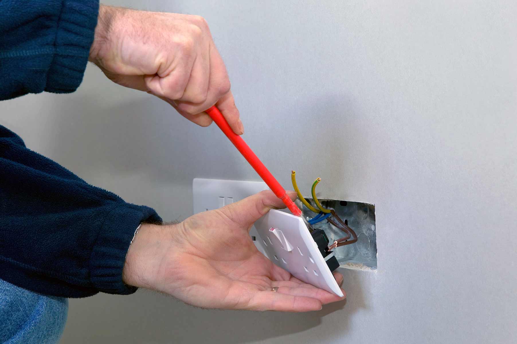 Our electricians can install plug sockets for domestic and commercial proeprties in Roehampton and the local area. 